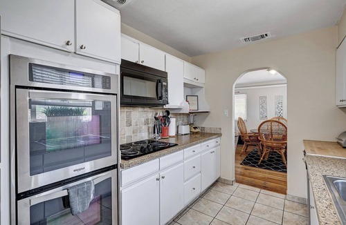 Rancho Oakey House | 3-bedroom house in marvelous Las Vegas with AC, WiFi. Enjoy your stay