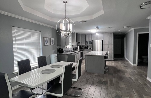 Bonanza House | 3-bedroom house in North Laredo with AC, WiFi kitchen equipped