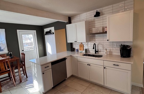 Berwick House | 3-bedroom house in peaceful Des Moines with WiFi, AC cat/dogs allowed
