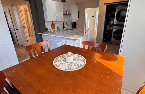 Berwick House | 3-bedroom house in peaceful Des Moines with WiFi, AC cat/dogs allowed