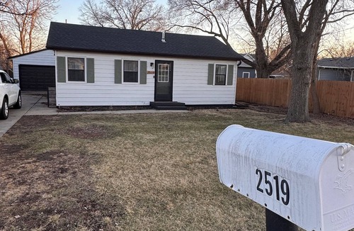 Berwick House | 3-bedroom house in peaceful Des Moines with WiFi, AC cat/dogs allowed