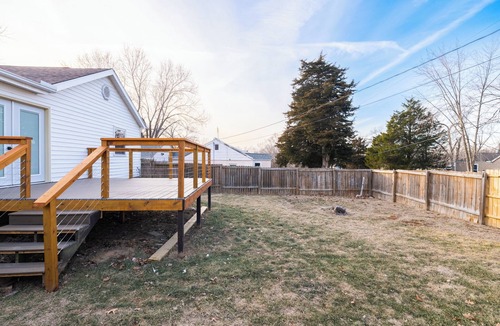 Creve Coeur House | 3-bedroom house in peaceful Creve Coeur private fenced yard minutes from Peoria