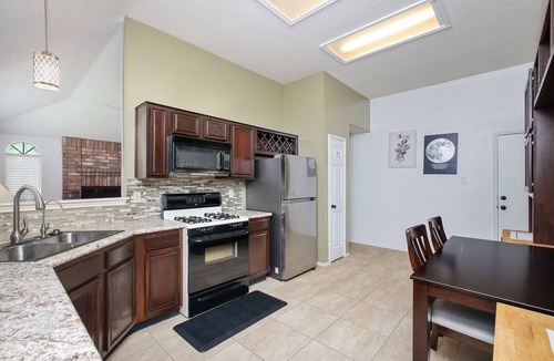 Wetmore House | 3-bedroom house in peaceful San Antonio with WiFi, AC