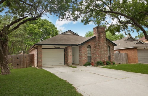 Wetmore House | 3-bedroom house in peaceful San Antonio with WiFi, AC