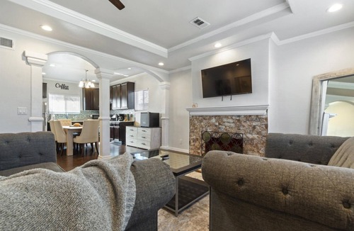 Woodlawn Lake House | 3-bedroom house in central San Antonio with AC for comfort