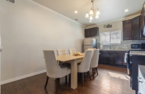 Woodlawn Lake House | 3-bedroom house in central San Antonio with AC for comfort