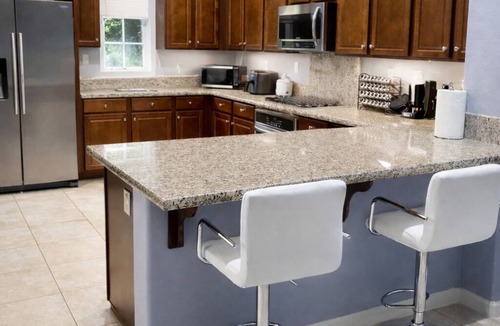 Brentwood Lake House | 3-bedroom house + loft 6 beds in tranquil Brentwood with garage parking