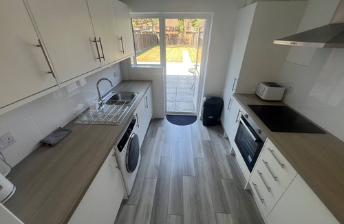 Dunstable House | 3 Bedroom House - Sleeps 5 & Free Parking