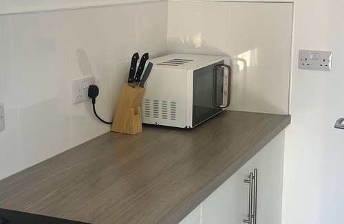 Dunstable House | 3 Bedroom House - Sleeps 5 & Free Parking