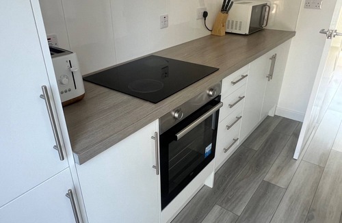 Dunstable House | 3 Bedroom House - Sleeps 5 & Free Parking