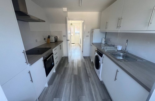 Dunstable House | 3 Bedroom House - Sleeps 5 & Free Parking