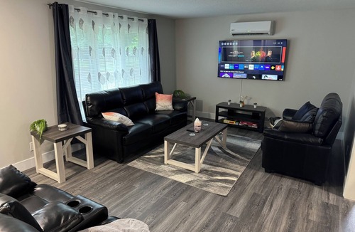 Fredericton House | 3-bedroom house with pool & hot tub