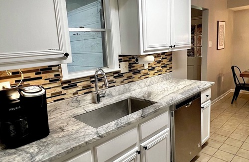 Ellendale House | 3 bedroom house with a pool and gathering area