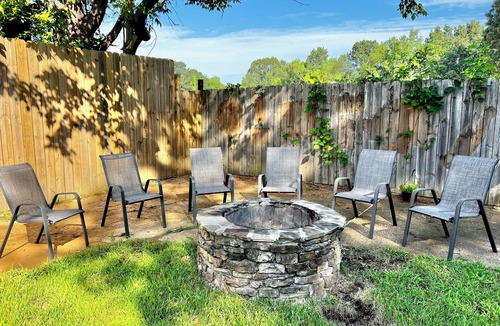 Ellendale House | 3 bedroom house with a pool and gathering area