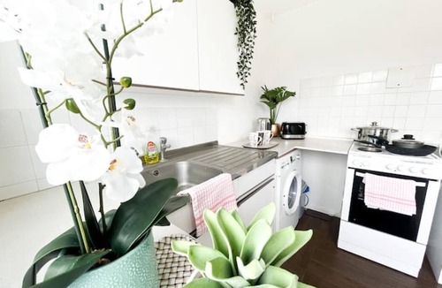 Chatham House | 3 Bedroom House With Free Parking