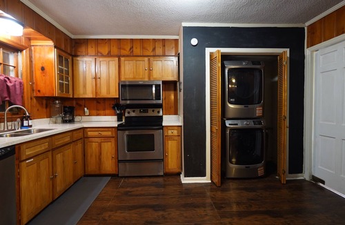 Whitehaven House | 3-bedroom house with game room near Graceland and the Airport!