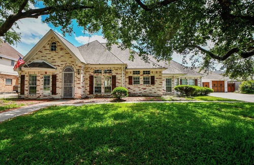 Woodforest House | 3-bedroom Houston house with Pool, WiFi, & Home Theater. Start your getaway now