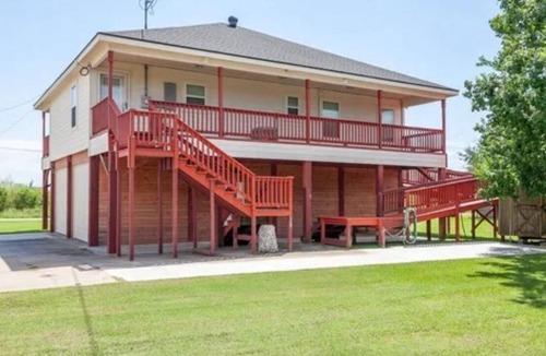 Sabine Pass House | 3 bedroom hunter/fisherman/birdwatcher/beach goers paradise
