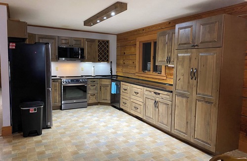 Vienna House | 3-Bedroom Log Home in Vienna
