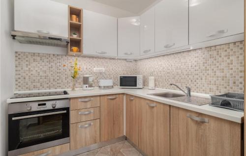 Gostinjac Apartment | 3 Bedroom Lovely Apartment In Dobrinj