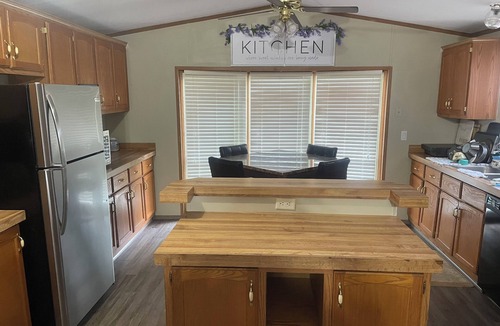 Osage County House | 3-bedroom mobile home 2 miles from Kaw Lake in beautiful Burbank with AC, WiFi
