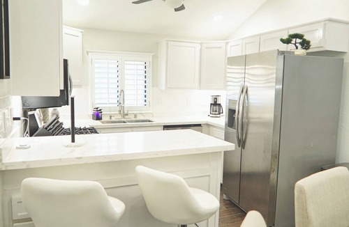 Biggs Field House | 3-bedroom Modern House, recently renovated and upgraded with smart lighting