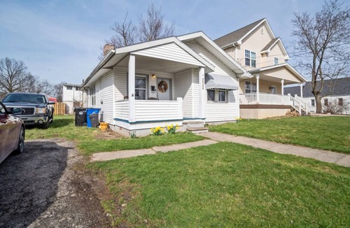 Garfield Heights House | 3 bedroom near Cleveland Clinic, UH, Hopkins Airport, up to 8 guests