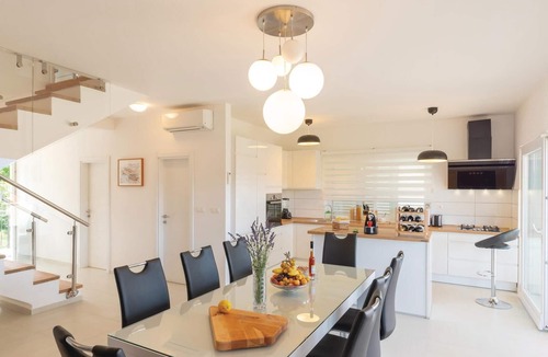 Vela Glavica Apartment | 3 bedroom nice apartment in Lumbarda