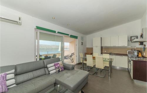 Miskovici Apartment | 3 Bedroom Nice Apartment In Miskovici