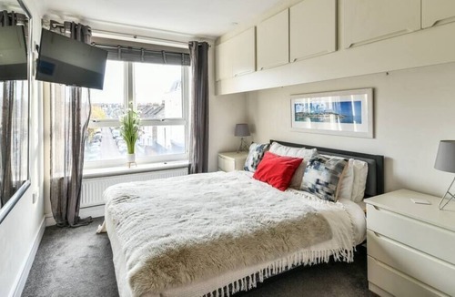 Shaftesbury Apartment | 3 bedroom penthouse, terrace, parking