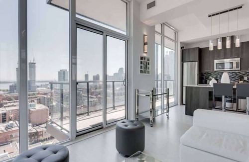 Old Town Condo | 3 Bedroom Penthouse w/Skyline View + Free Parking