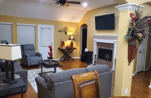 Humble House | 3-bedroom residential home with patio near IAH