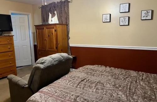 Hendersonville House | 3-Bedroom Retreat with Private Yard
