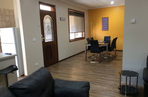 Benalla Apartment | 3 bedroom, self contained apartment