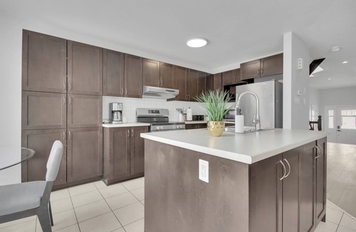 Ottawa Division House | 3-bedroom townhome in charming Ottawa with AC, WiFi. Enjoy your stay