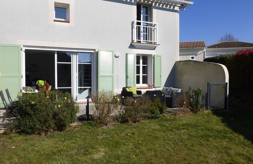 L'Aiguillon-sur-Vie House | 3-bedroom vacation home with heated pool 6 beds