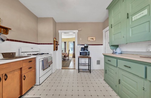 North Buffalo House | 3-Bedroom w/Balcony & Parking in Buffalo – Near Shops & Cafés, Pet-Friendly