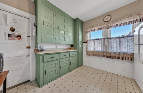 North Buffalo House | 3-Bedroom w/Balcony & Parking in Buffalo – Near Shops & Cafés, Pet-Friendly