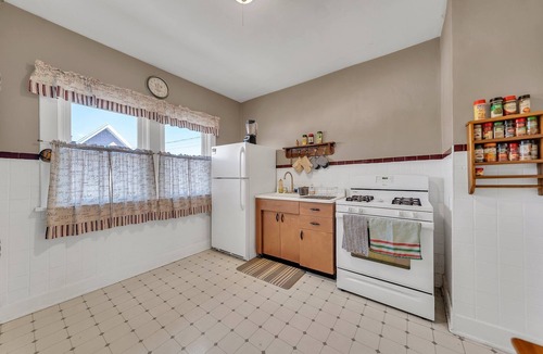 North Buffalo House | 3-Bedroom w/Balcony & Parking in Buffalo – Near Shops & Cafés, Pet-Friendly