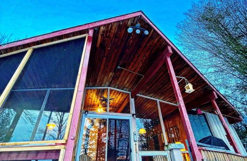 Kirkfield Cottage | 3 Bedroom Waterfront Kawartha Cottage with Sunset Views