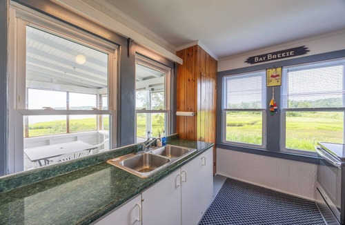 Weweantic House | 3-bedroom Waterfront house in delightful Wareham with AC for relaxing stays