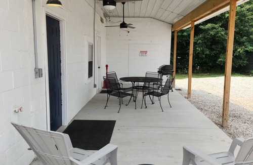 Mount Vernon Apartment | 3 bedroom! Wifi! Huge covered patio! Kitchen! Private parking!