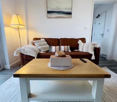 Staple Hill House | 3 Bedroom with 3 Double beds and Parking