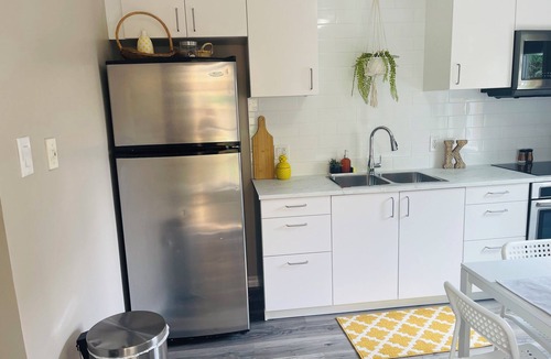 Niagara Falls Apartment | 3 BedroomHIDDEN GEM , WALKING DISTANCE TO FALLS