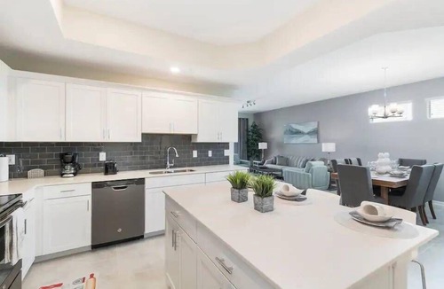 Bay Lake Apartment | 3 Bedrooms/2 Bathrooms/Storey Lake (4751-308 CT)