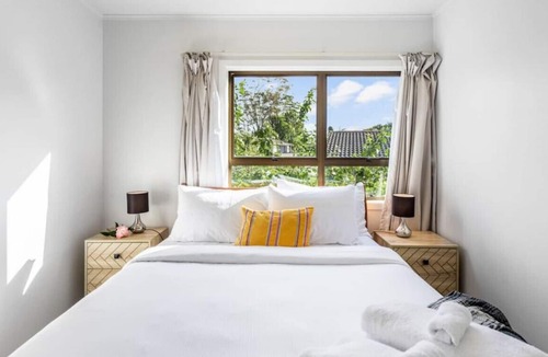 Papatoetoe House | 3 bedrooms, 4 beds | 1 bathroom | covered deck