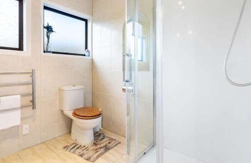 Papatoetoe House | 3 bedrooms, 4 beds | 1 bathroom | covered deck