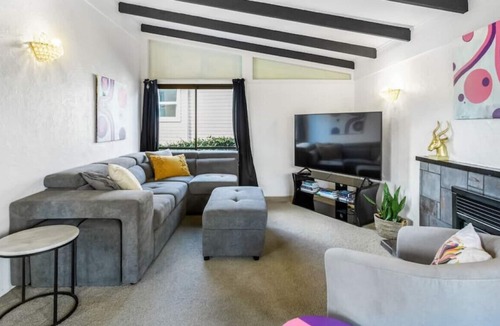 Papatoetoe House | 3 bedrooms, 4 beds | 1 bathroom | covered deck