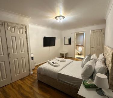 Maida Vale Apartment | 3 Bedrooms Apartment with security 24 hours
