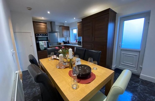 Thamesmead House | 3 bedrooms home, 7min to subway with free parking